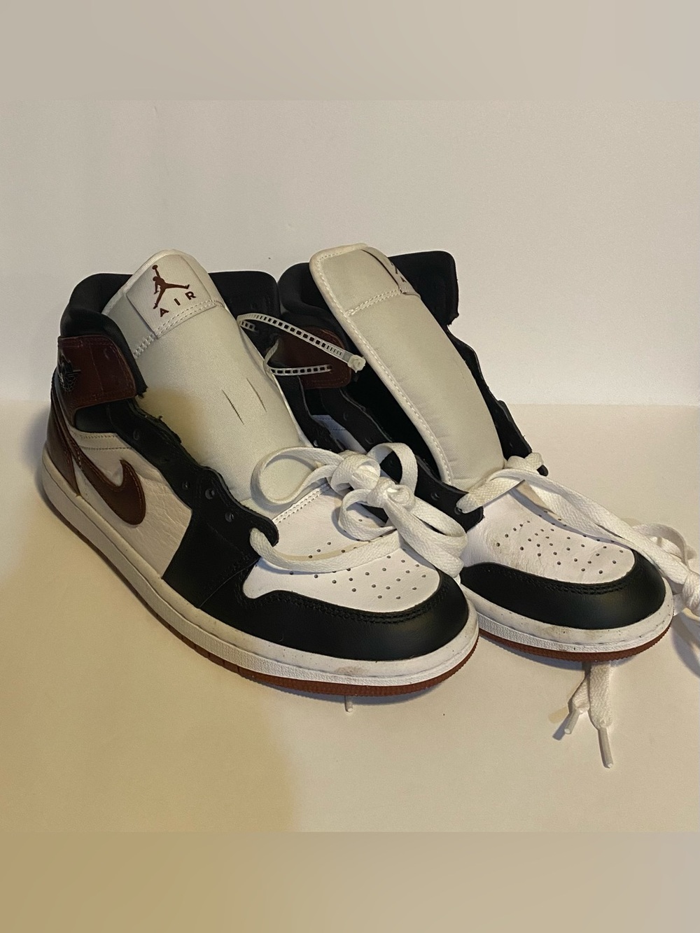 NWOT Men's Jordan 1 Mid SE White/Dark Pony-Black HF3216-102
